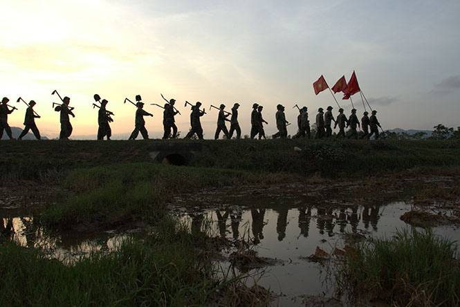 Bộ đội hành quân về nơi rốn lũ
