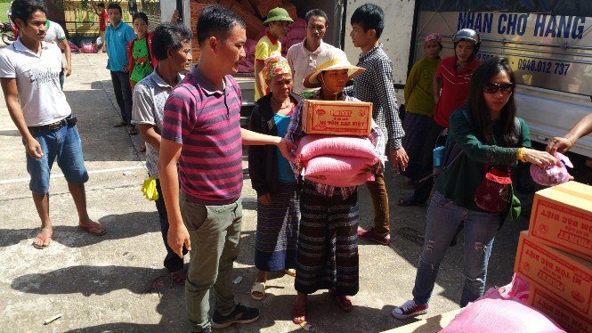 Chung tay hỗ trợ người dân vùng lũ