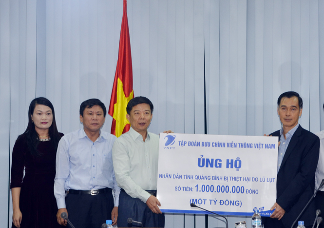 Tập đoàn Bưu chính Viễn thông Việt Nam ủng hộ tỉnh ta 1 tỷ đồng cứu trợ người dân vùng lũ