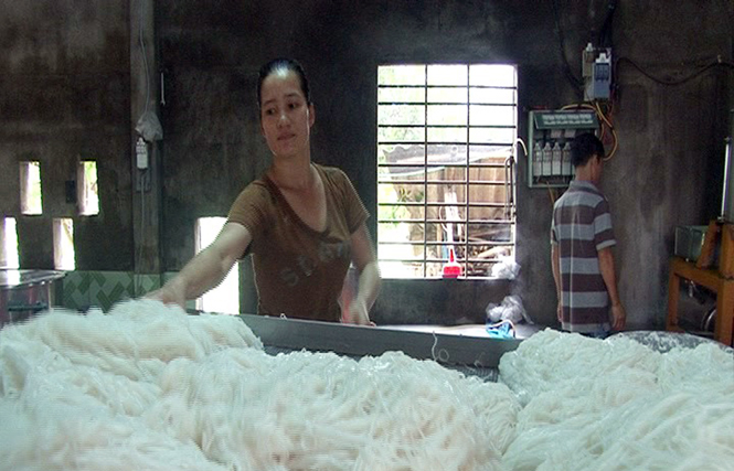 Có thu nhập hàng trăm triệu đồng nhờ làm bún