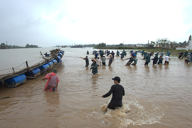 Nối cầu phao khi lũ rút