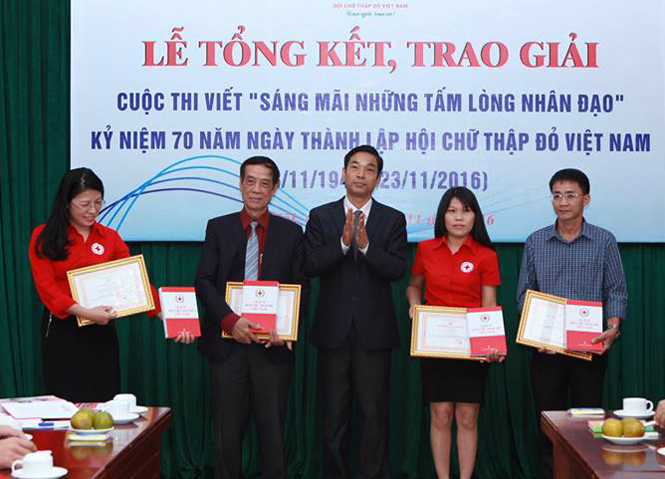 Trao giải cuộc thi viết "Sáng mãi những tấm lòng nhân đạo"