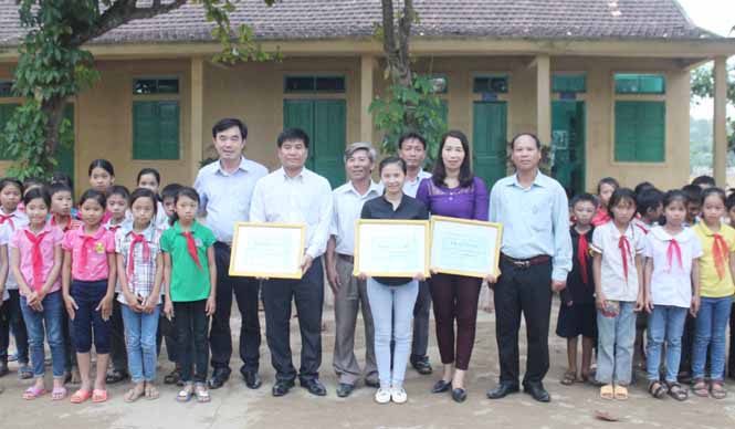 Liên đoàn Lao động tỉnh hỗ trợ xã Liên Trạch khắc phục hậu quả lũ lụt