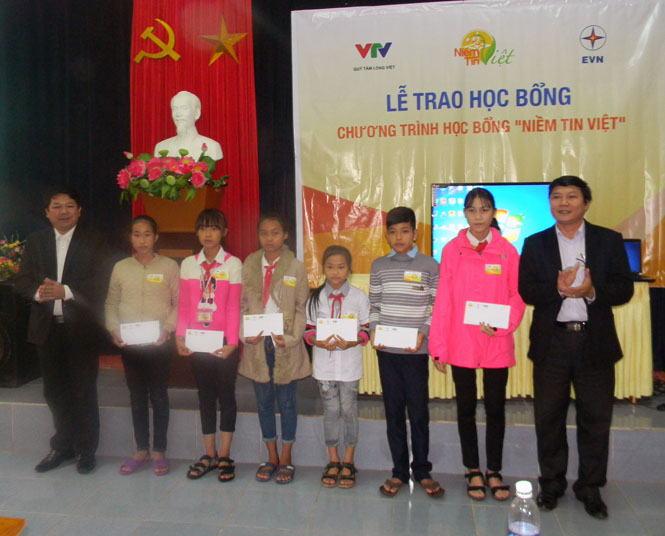 Trao 48 suất học bổng "Niềm tin Việt" cho các học sinh nghèo hiếu học