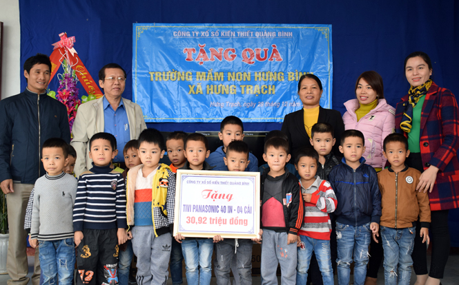 Công ty TNHH MTV xổ số kiến thiết Quảng Bình trao tặng quà 2 trường học tại huyện Bố Trạch