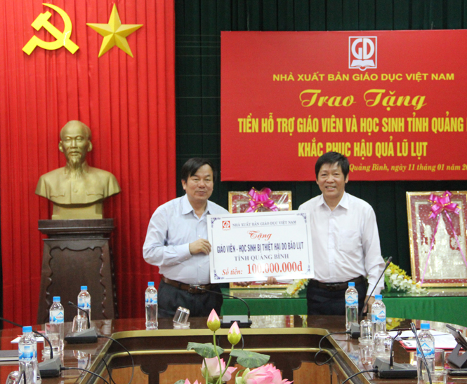 Nhà xuất bản Giáo dục Việt Nam hỗ trợ giáo viên, học sinh Quảng Bình 100 triệu đồng