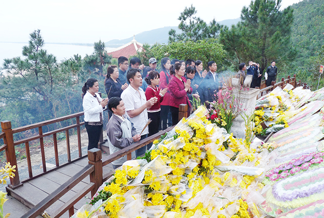 Viếng mộ Bác Giáp