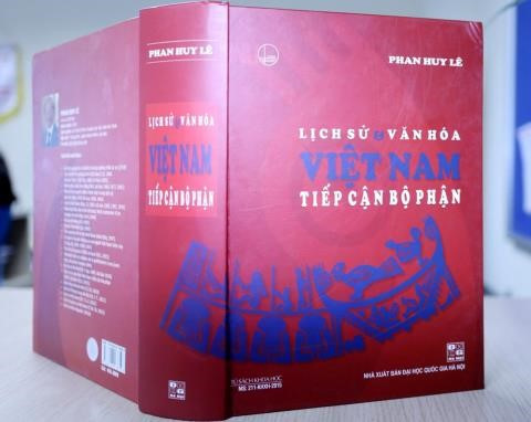 Giáo sư Phan Huy Lê nhận giải thưởng Hồ Chí Minh đợt V