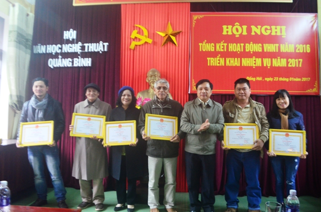 Trao thưởng cho 15 cá nhân có thành tích xuất sắc trong hoạt động văn học - nghệ thuật