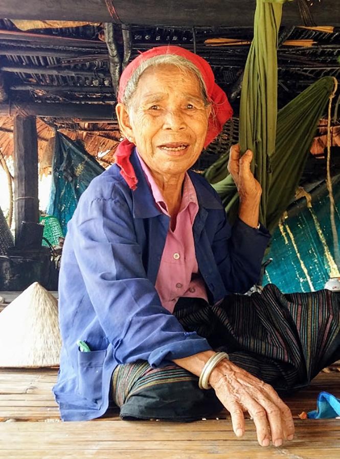 Buộc chỉ cổ tay nghi thức cầu an đầu năm mới của người Vân Kiều