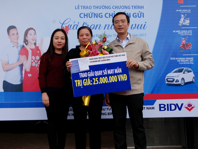 BIDV Bắc Quảng Bình: Trao sổ tiết kiệm trị giá 25 triệu đồng cho khách hàng trúng thưởng