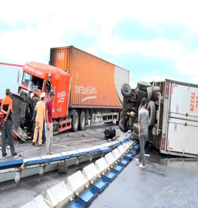 Xe container hư hỏng nặng sau khi đối đầu xe tải đông lạnh