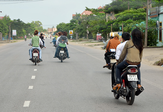 Một số hành vi vi phạm an toàn giao thông của giới trẻ rất đáng chê trách