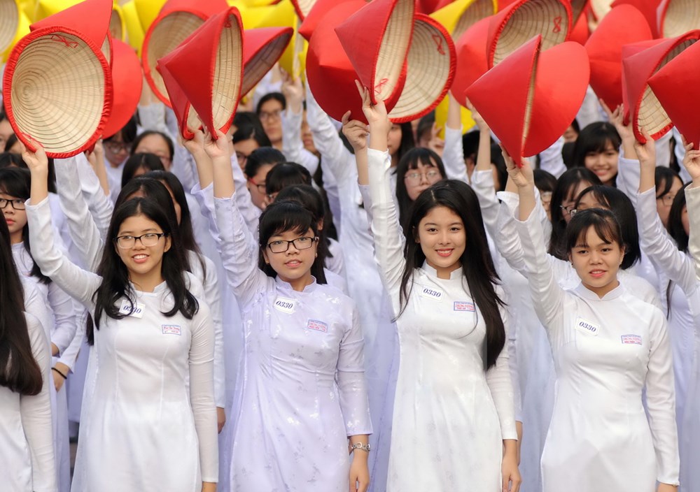 Hàng nghìn nữ sinh TP. HCM đồng diễn áo dài "Tôi yêu Việt Nam"