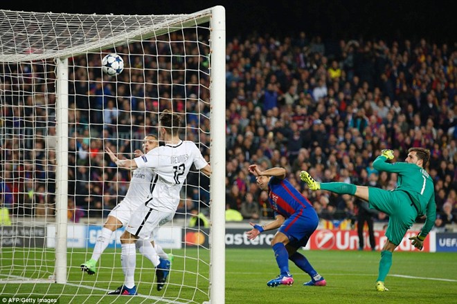 Barcelona ngược dòng giành vé vào tứ kết
