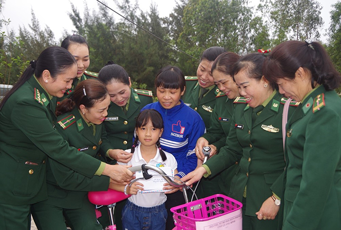Hội Phụ nữ BĐBP tỉnh: Nhận đỡ đầu học sinh nghèo
