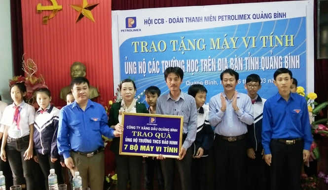 Công ty Xăng dầu Quảng Bình trao tặng 17 máy vi tính cho các trường THCS