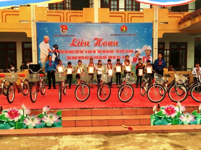 Huyện đoàn Quảng Trạch trao học bổng cho học sinh nghèo