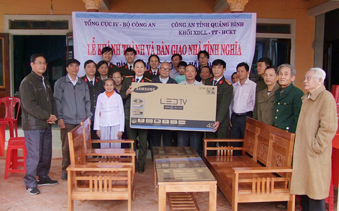 Công an tỉnh: Khánh thành và bàn giao nhà tình nghĩa
