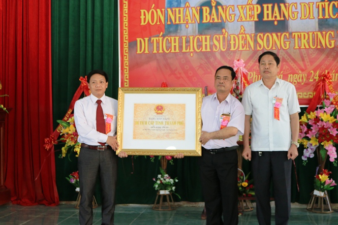 Đền Song Trung đón nhận bằng di tích lịch sử cấp tỉnh