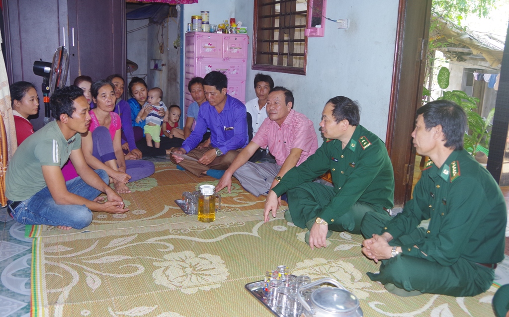 Bộ chỉ huy BĐBP Quảng Bình thăm ngư dân gặp nạn trên biển