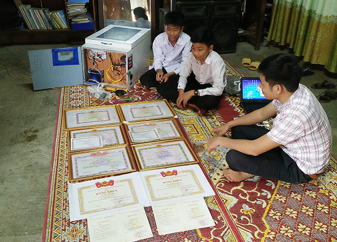 Hai học sinh vùng lũ đam mê sáng tạo