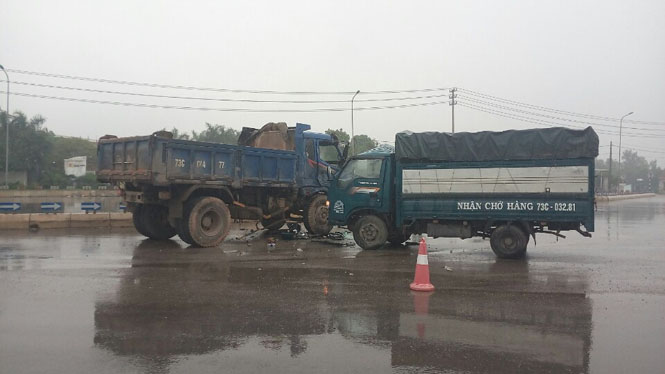 Xe tải đâm nhau trên quốc lộ, hai người bị thương nặng