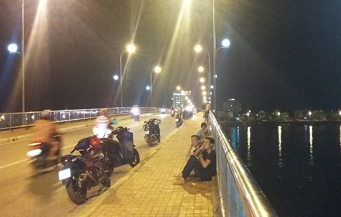 Xử lý tình trạng dừng, đậu xe máy trên cầu Nhật Lệ