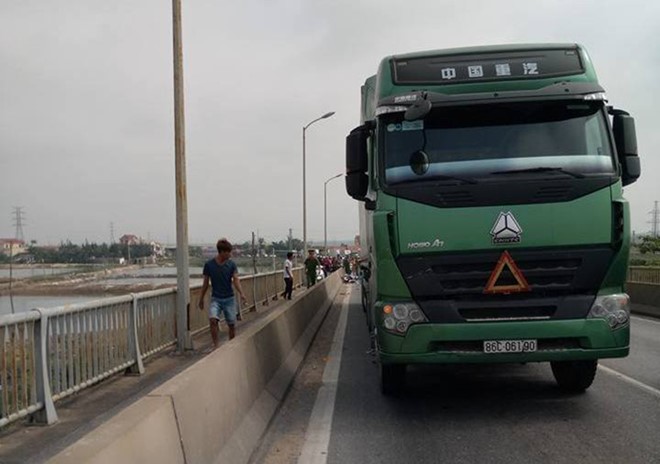 Mẹ mang bầu cùng con gái tử vong dưới bánh xe đầu kéo