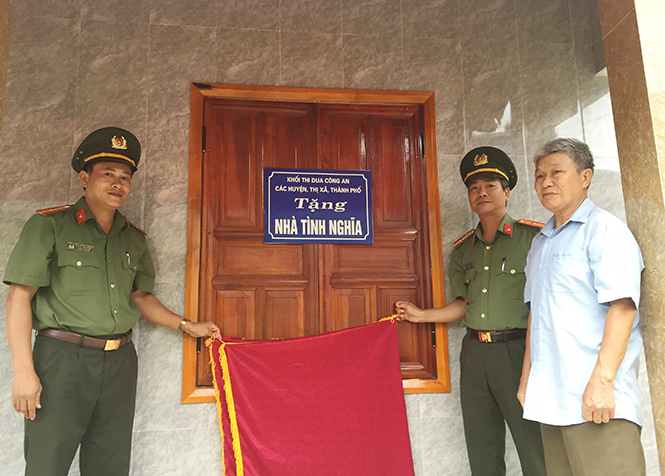 Khởi công, bàn giao nhà tình nghĩa