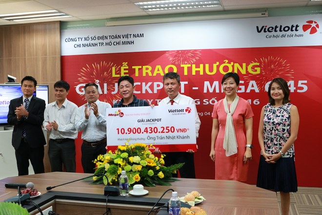 Lần đầu tiên người trúng Jackpot không đeo mặt nạ khi nhận giải