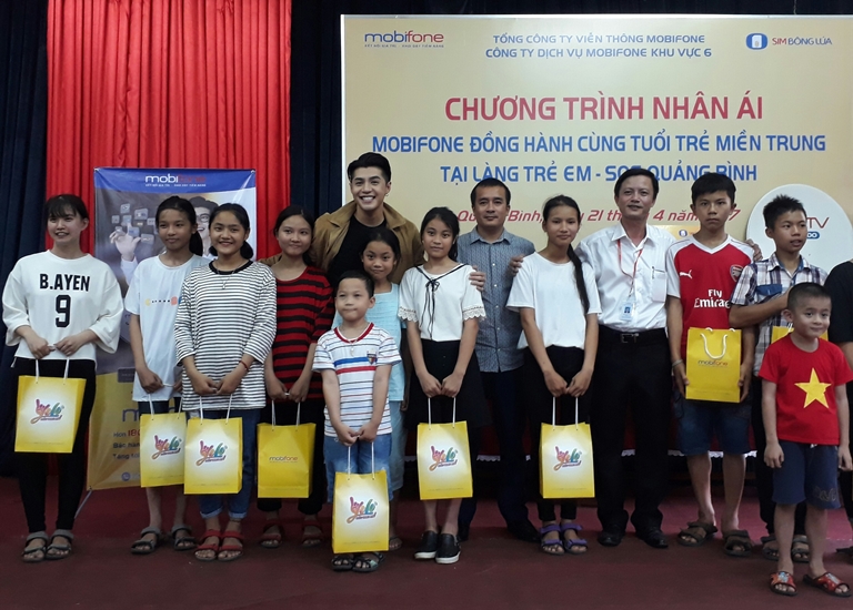 Ca sĩ Noo Phước Thịnh giao lưu với trẻ em Làng SOS Quảng Bình