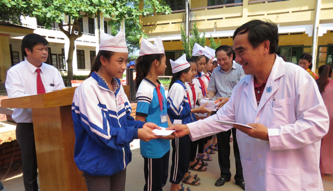 Trao tặng "Thư viện mở hi vọng" và khám, phát thuốc miễn phí cho học sinh vùng khó Quảng Bình