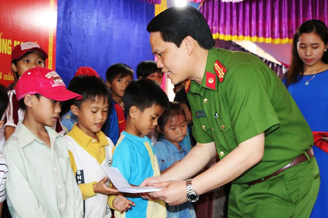 Mang yêu thương về xóm đạo