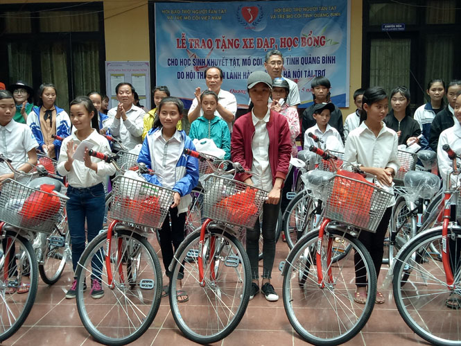 Trao tặng học bổng, xe đạp cho trẻ em có hoàn cảnh khó khăn