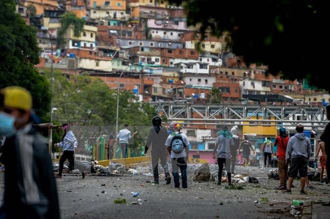 Phe đối lập Venezuela dựng chướng ngại vật phản đối Hiến pháp mới