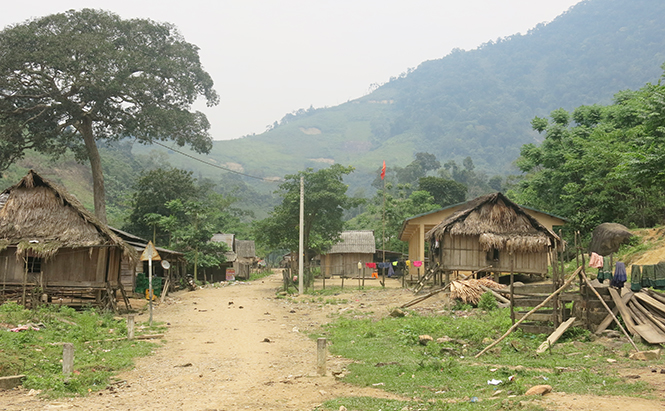 Trở lại bản Lòm
