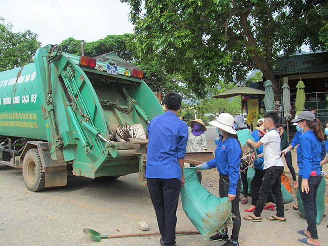 Dọn dẹp vệ sinh, rác thải ở khu vực Phong Nha