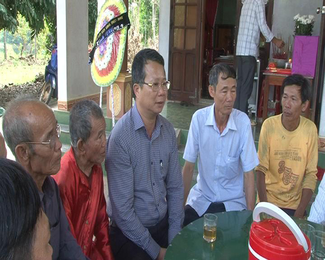 Thăm, động viên gia đình các nạn nhân tử vong do sét đánh