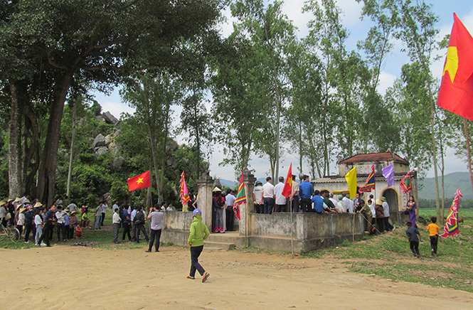 Nơi thờ hai vị công thần ở bên bờ sông Gianh