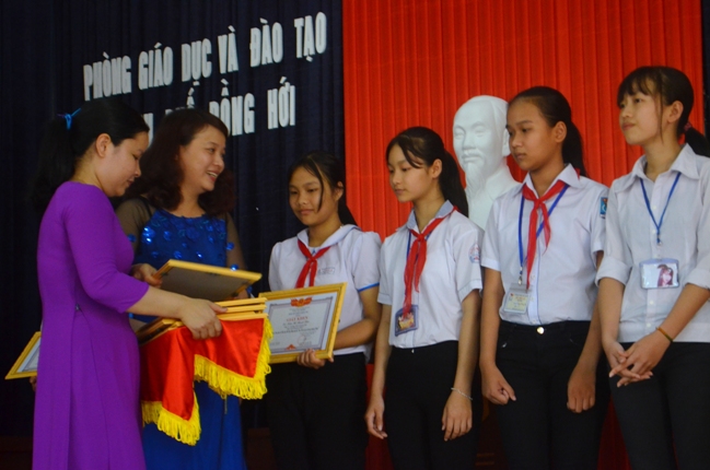 Trao giải cuộc thi tìm hiểu "Bác Hồ với quê hương Quảng Bình"