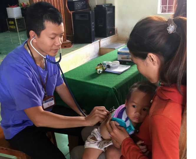 Khám, cấp phát thuốc miễn phí cho trẻ em nghèo xã Quảng Thanh