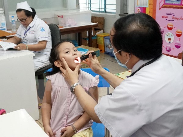 Côn trùng bay vào miệng trẻ - Mối nguy khi xử lý không đúng cách