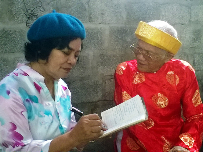 "Người xe tơ buộc nắng trời xuân"
