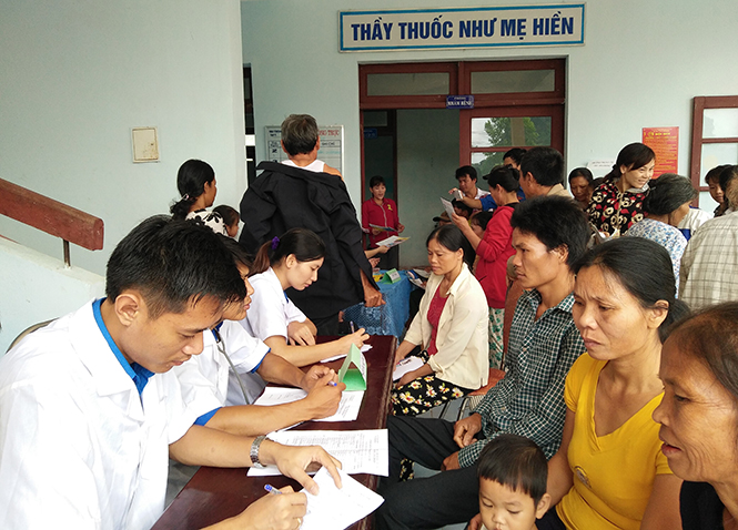 Chi đoàn Trung tâm y tế huyện Minh Hóa: Khám và phát thuốc miễn phí cho người dân