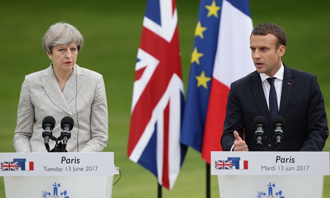Tổng thống Pháp, Thủ tướng Anh hội đàm về Brexit và chống khủng bố