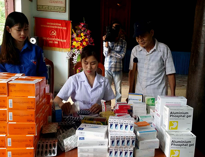 Khám, cấp phát thuốc miễn phí cho đối tượng chính sách tại xã Quảng Liên