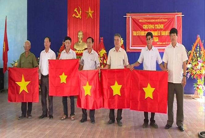 Trao cờ Tổ quốc cho các tổ đoàn nghề cá đánh bắt xa bờ