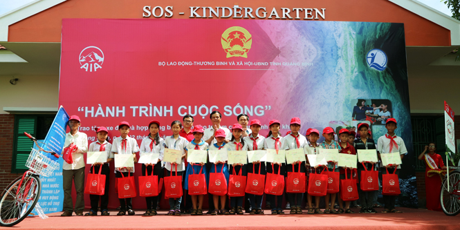Hành trình cuộc sống: Mang niềm vui đến với trẻ em nghèo khó khăn ở Quảng Bình