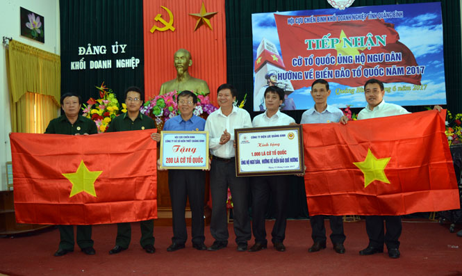 Hội CCB Khối Doanh nghiệp tổ chức chương trình "Góp cờ Tổ quốc tặng ngư dân"